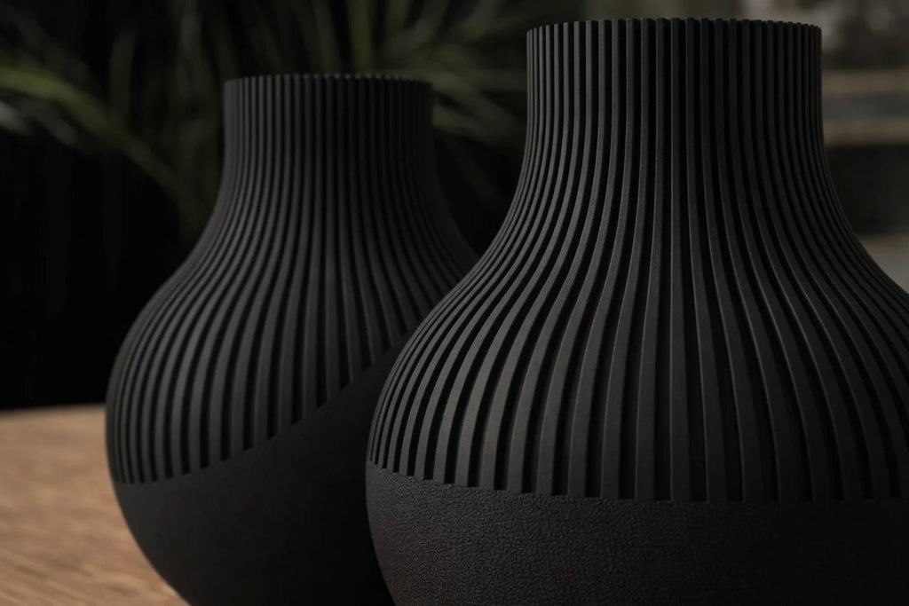 Neki vase sæt af 2 i mat sort med ribbet struktur og moderne udtryk