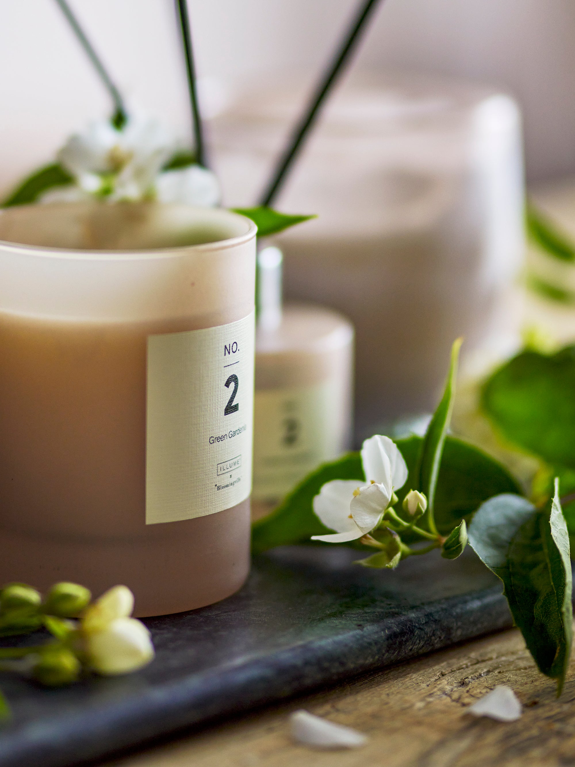 NO. 2 Green Gardenia duftlys i rosa mat glasbeholder med blomster og naturlige elementer