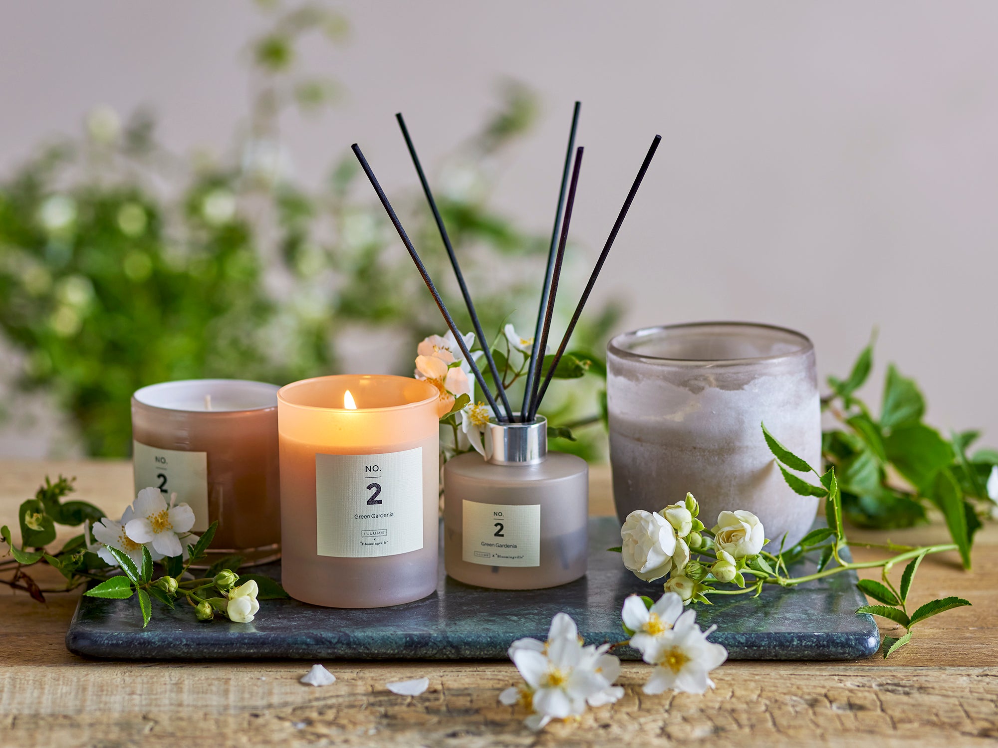 NO. 2 Green Gardenia duftlys og duftpinde fra ILLUME x Bloomingville opstillet i nordisk indretning