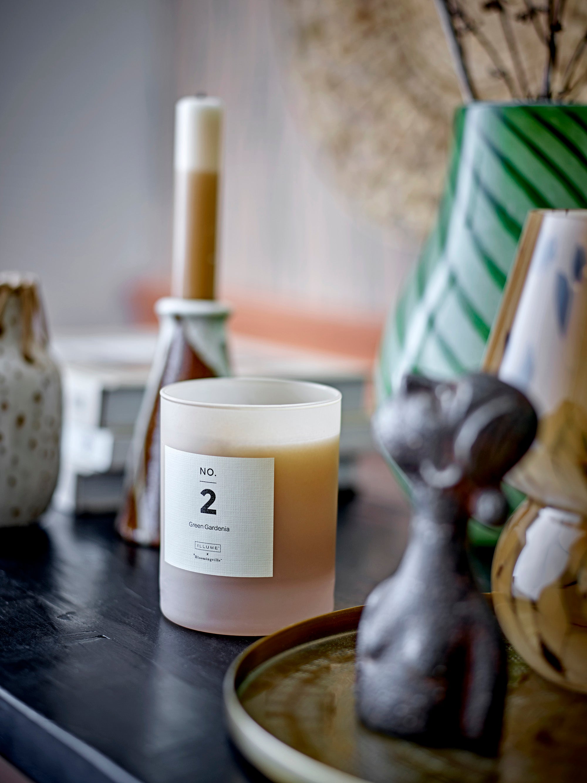 NO. 2 Green Gardenia duftlys stylet med andre duftprodukter fra ILLUME x Bloomingville serien
