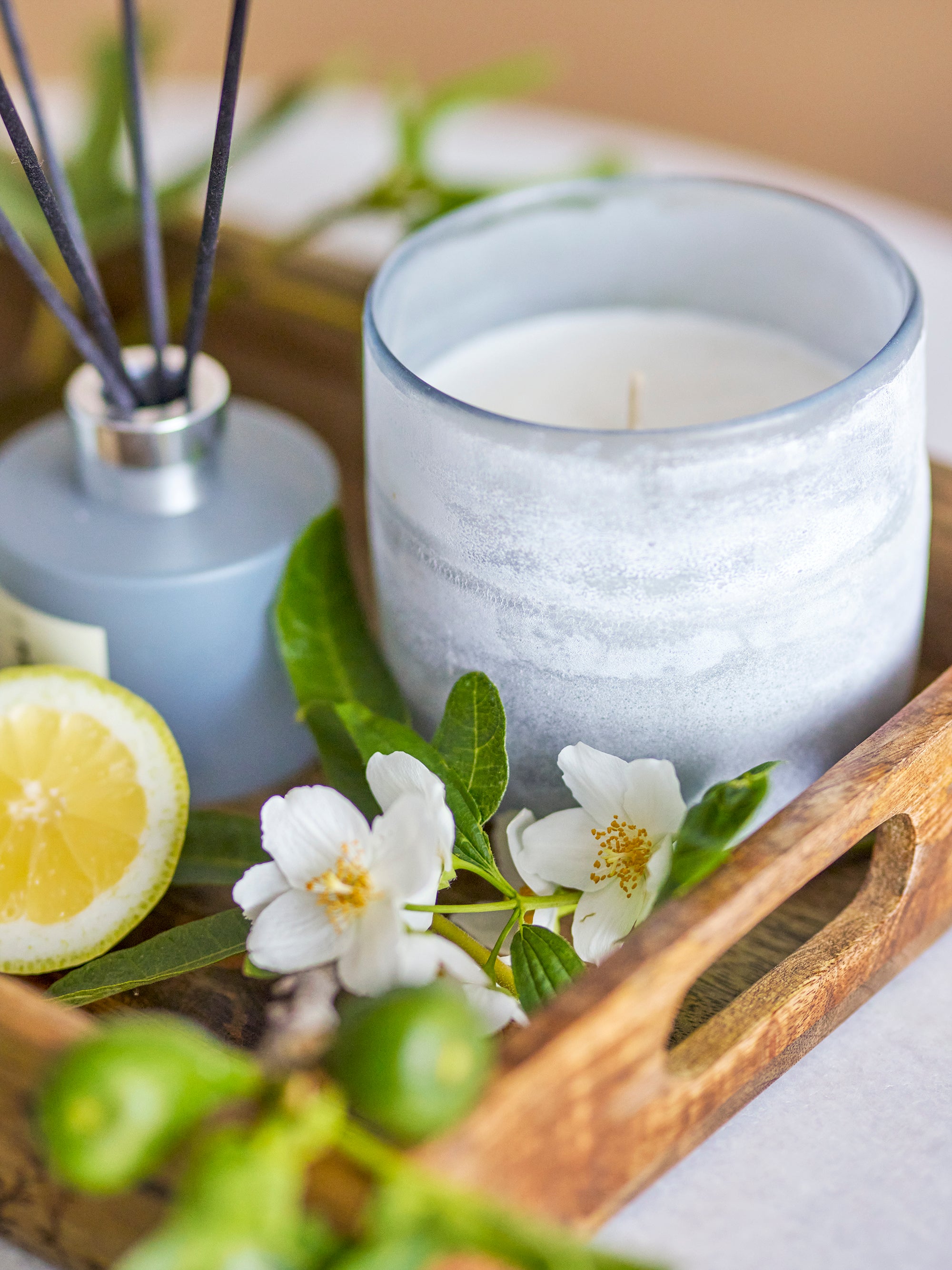 NO. 3 Santal Fig duftpinde i blå glasbeholder med blomster og naturlige elementer – frisk og indbydende stemning