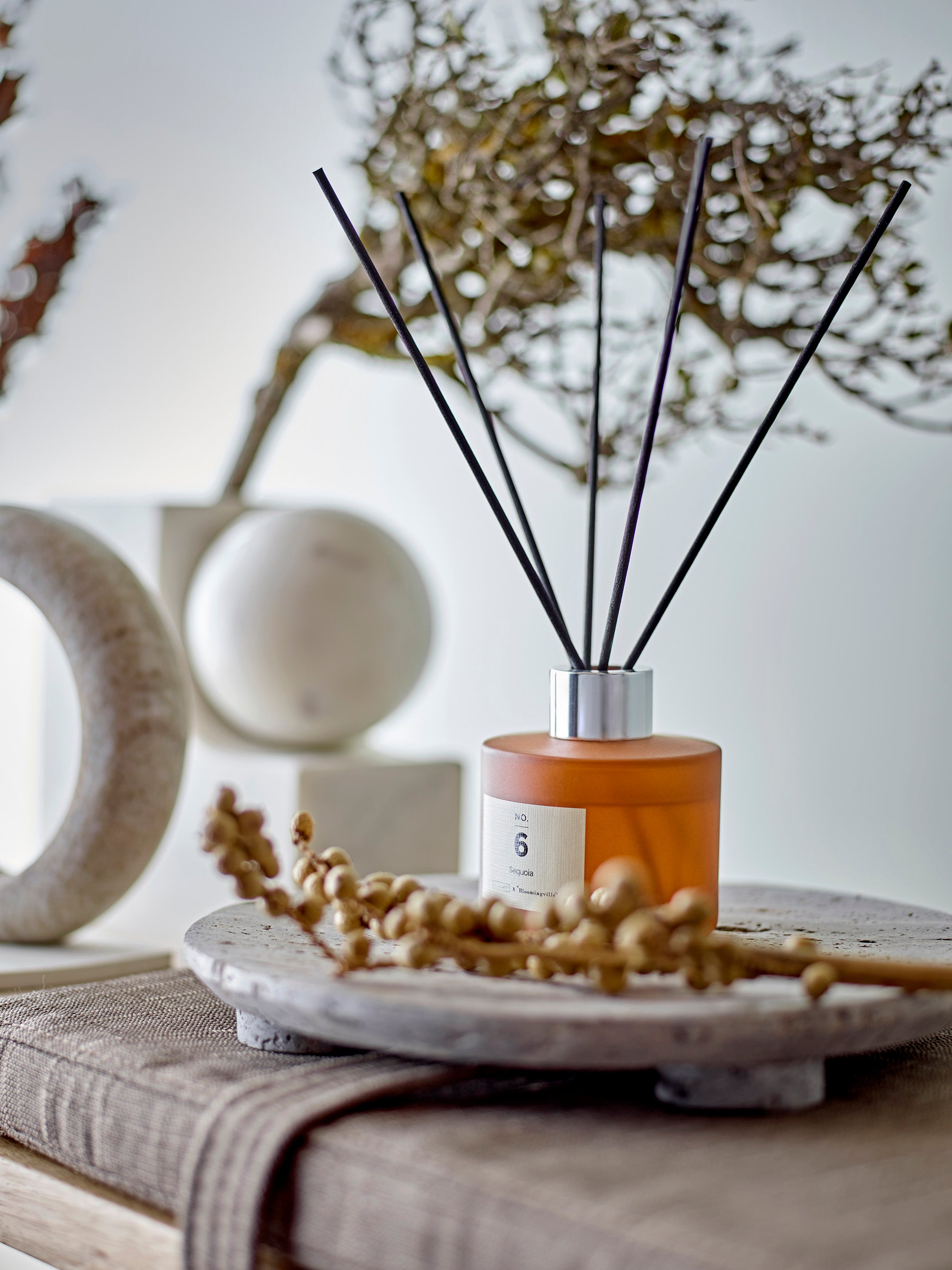 NO. 6 Sequoia duftpinde i mørkebrun glasbeholder med naturlige elementer – nordisk boligduft fra ILLUME x Bloomingville