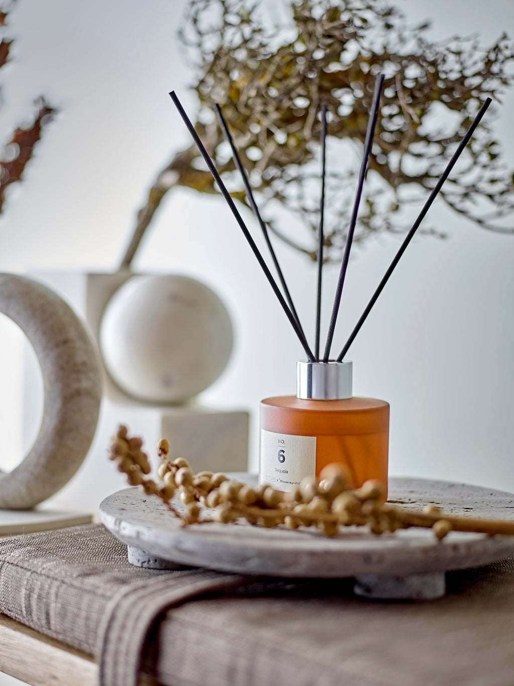 NO. 6 Sequoia duftpinde i mørkebrun glasbeholder med naturlige elementer – nordisk boligduft fra ILLUME x Bloomingville