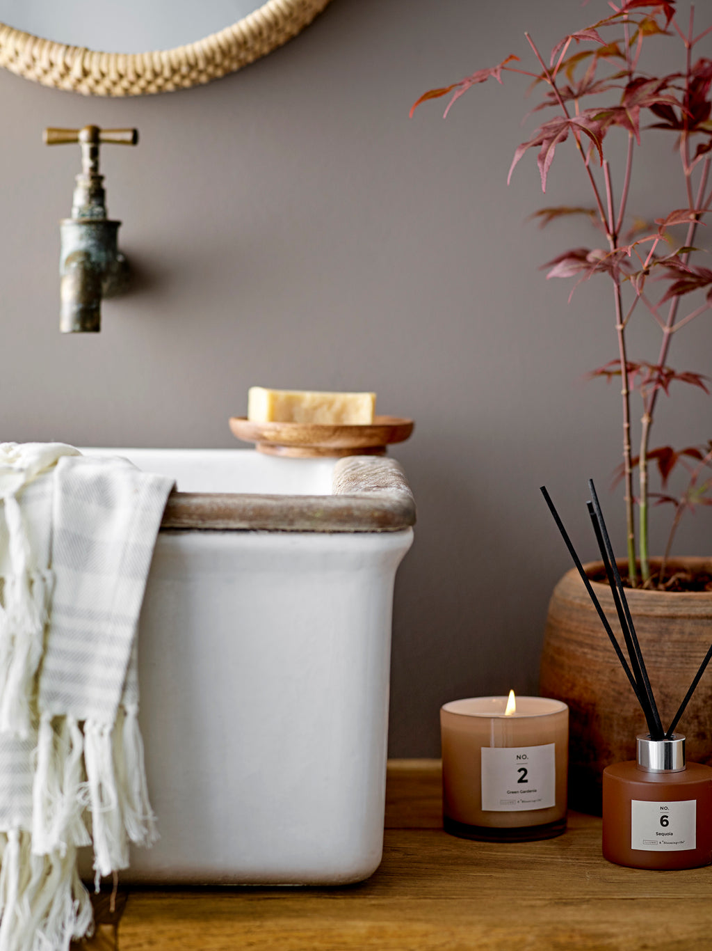 NO. 6 Sequoia duftpinde stylet i nordisk stue med dekorative elementer og naturmaterialer