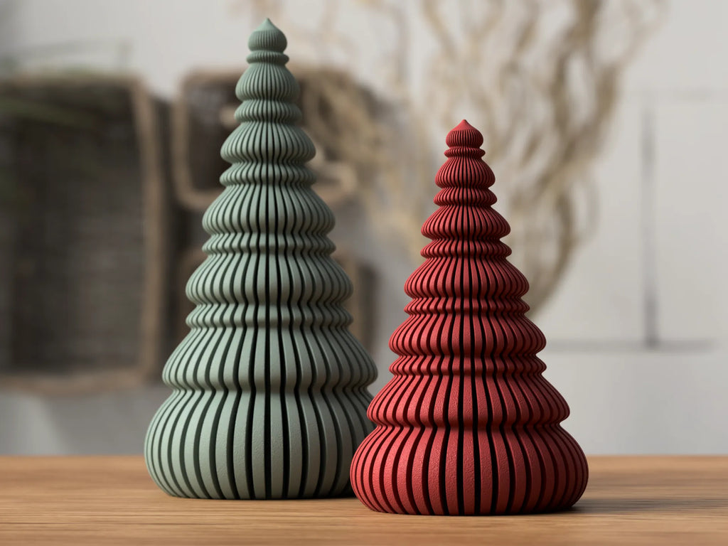 Nordiske juletræer i japandi-design i muted green og mørk rød med organisk spiralformet silhuet i to størrelser – minimalistisk bordpynt fra Homae
