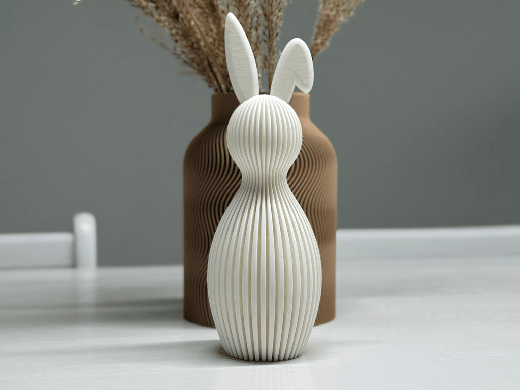 Hvid påskekanin skulptur 21,5 cm med foldet øre - nordisk påskepynt til hjemmet med tørrede blomster