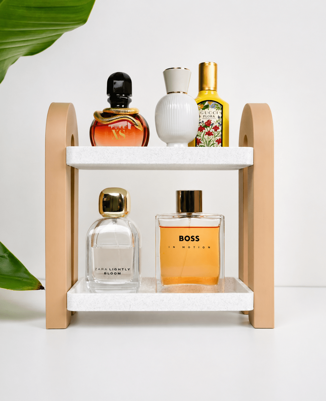 Perfis parfumehylde i hvid marmor PLA og latte brun buet sideprofil – 2-etagers bordhylde fra Homae