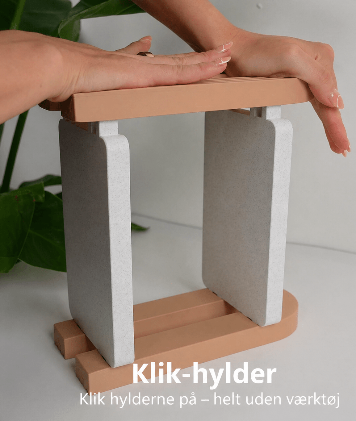 Detalje af Perfis parfumehylde med arch-design i mat latte brun – nordisk badeværelseshylde fra Homae