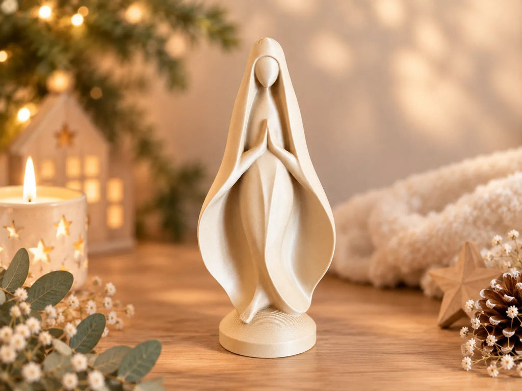 Sera bedefigur i ben hvid med slør og foldede hænder i julestemning – minimalistisk statue fra Homae
