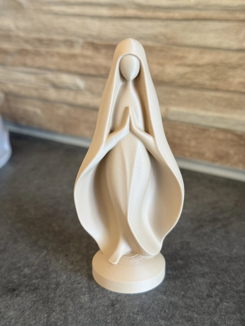 Sera bedefigur set forfra – bløde folder i kappen og rund fod