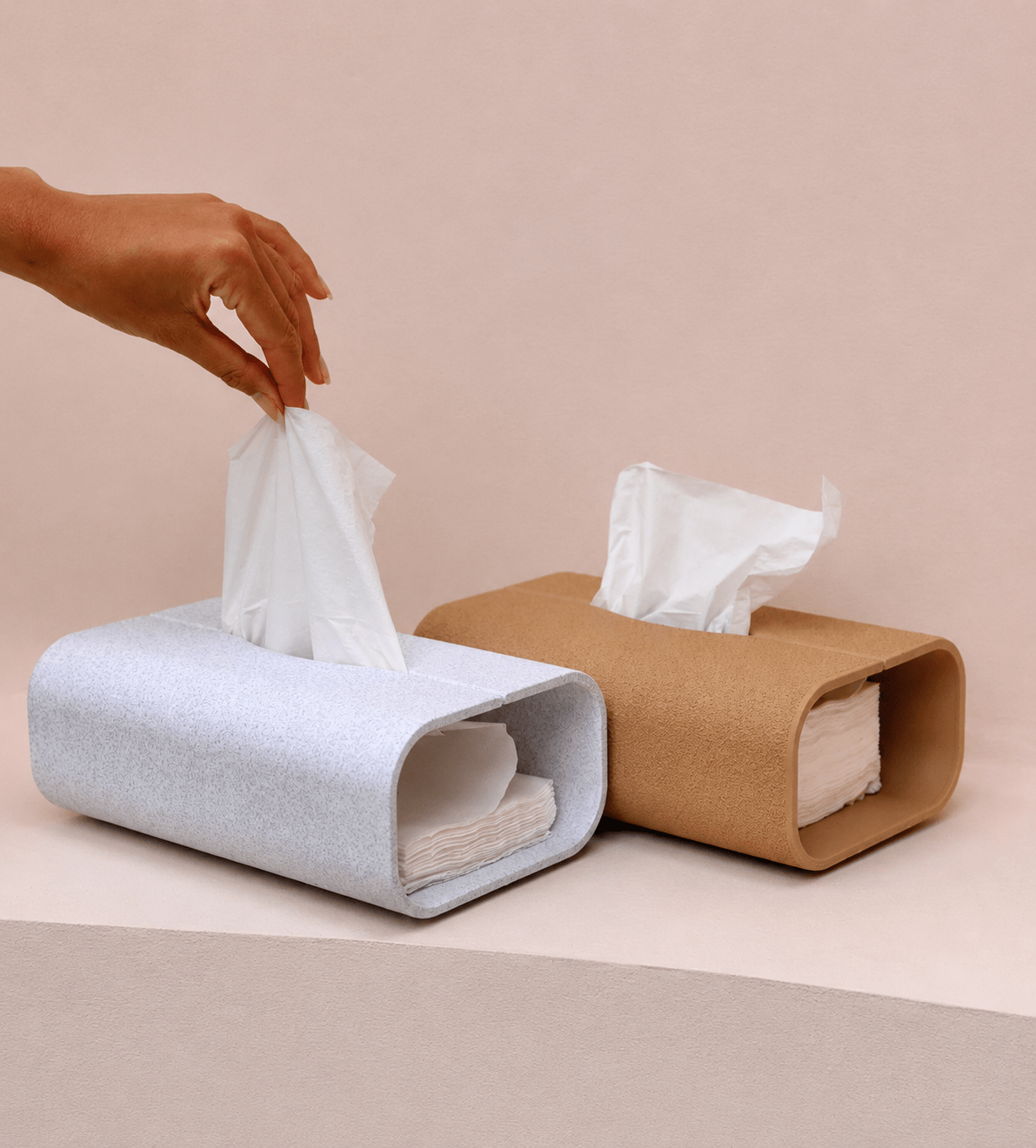 Servi Dispenser minimalistisk servietholder i brug med tissues