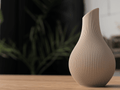 Shizu Japandi Vase med vertikale ribber i hvid PLA - skandinavisk minimalistisk design set forfra