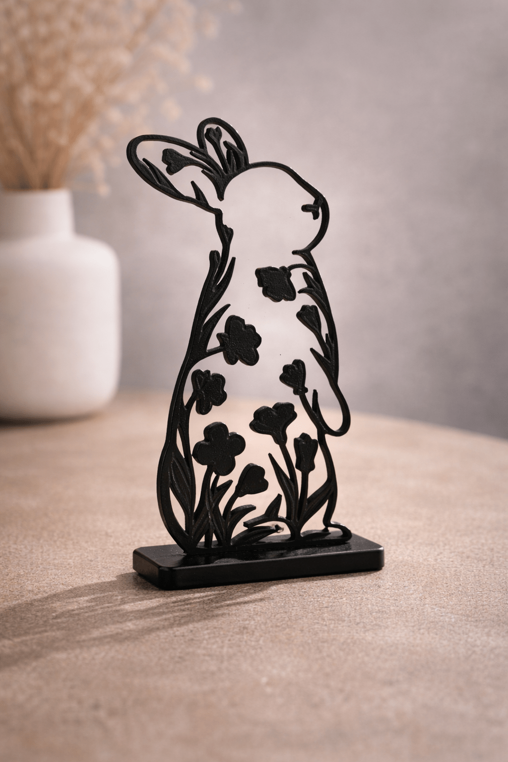 Siddende blomsterhare i to dele – haren og foden klikkes nemt sammen uden værktøj