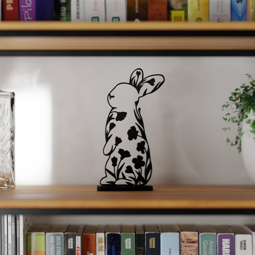 Sort siddende blomsterhare skulptur på træhylde – nordisk påskepynt fra homae