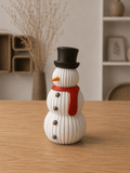 Minimalistisk japandi-snemand i hvid med ribbet krop, sort hat, orange gulerodsnæse og rødt halstørklæde – moderne juledekoration fra Homae
