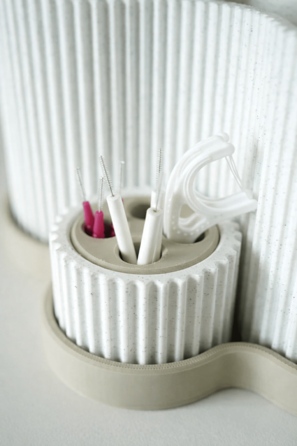 Snoova tandbørsteholder set fra siden – ribbemønster og bløde kurver i nordisk minimalistisk design
