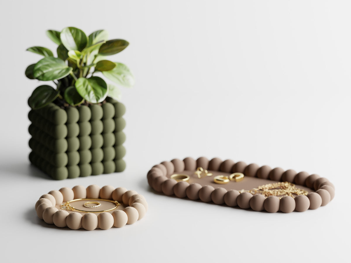 Spheris sæt med perlekant: grøn urtepotteskjuler med plante, beige rund smykkebakke og brun oval bakke med guldsmykker – Homae