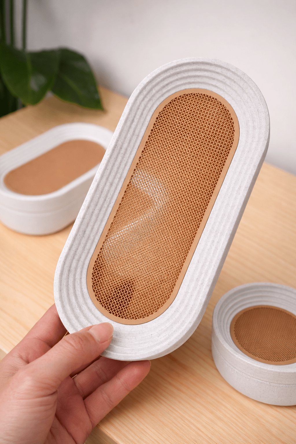 Steppia oval mellemstor opbevaringsbakke i hvid med brun gittermåtte – 220 × 110 mm