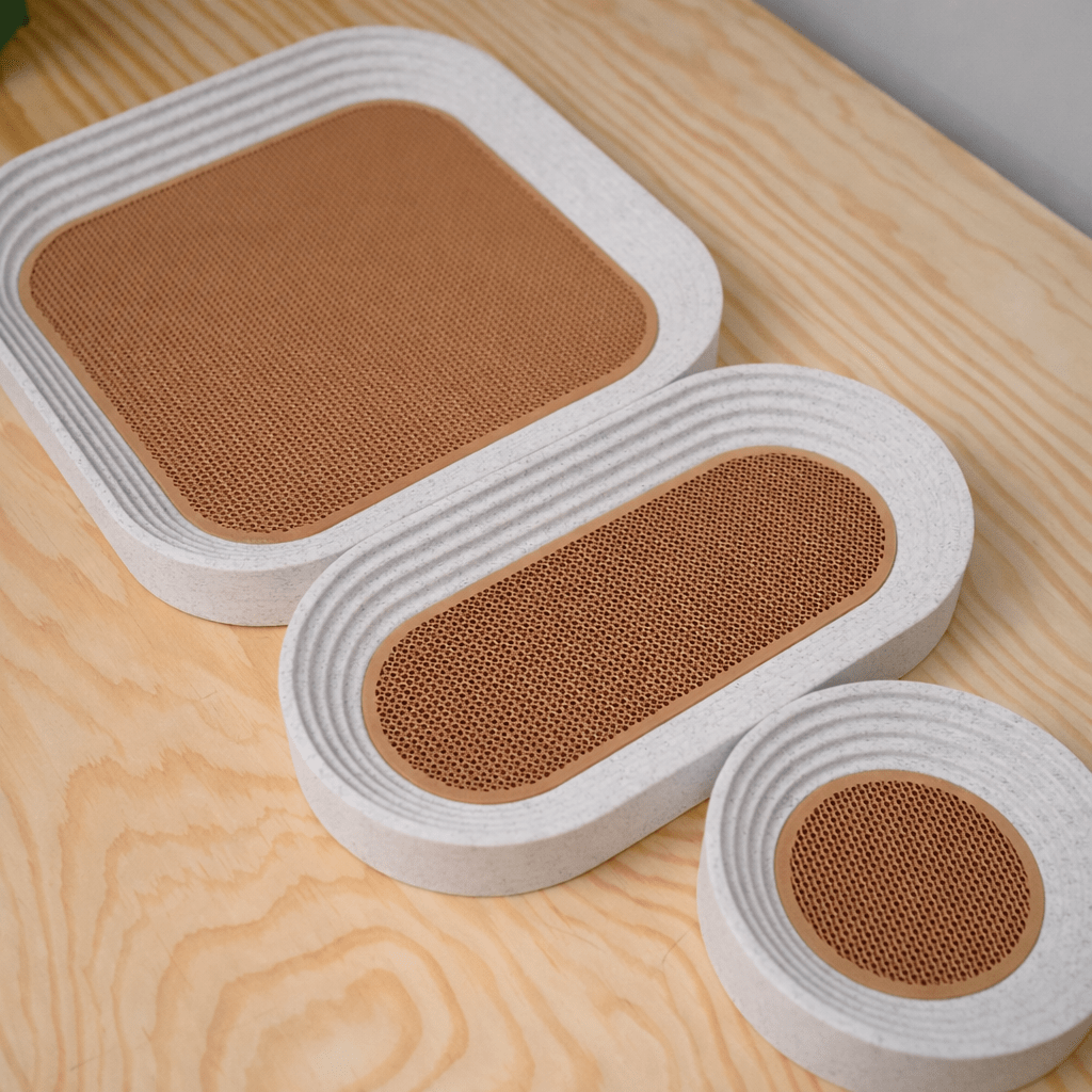 Steppia stor firkantet og oval bakke placeret side om side på træbord – minimalistisk opbevaring i nordisk design