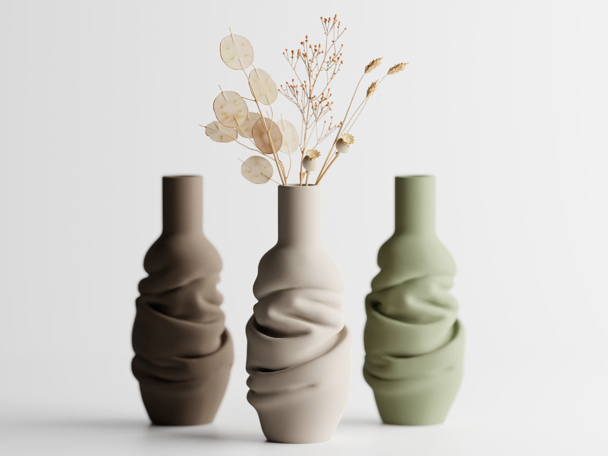 Tre Svøb vaser i brun, creme og salviegrøn med tørrede blomster – draperet flaskevase fra Homae