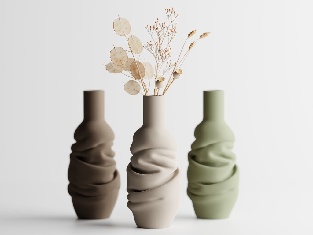 Tre Svøb vaser i brun, creme og salviegrøn med tørrede blomster – draperet flaskevase fra Homae