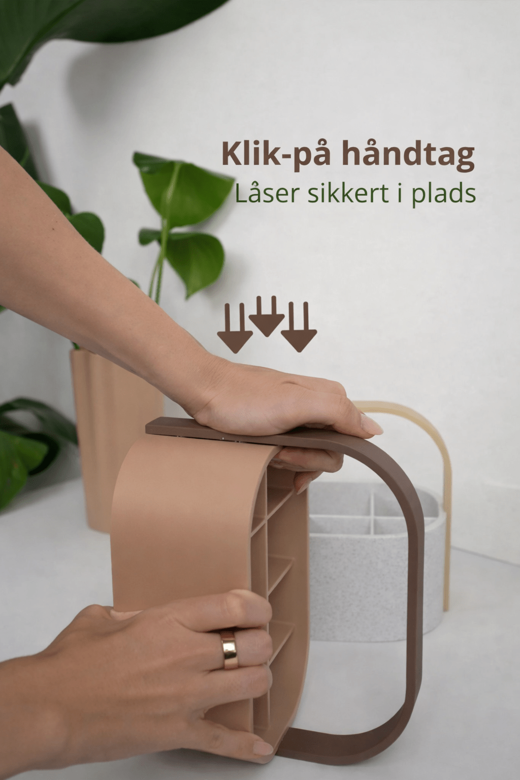 Nærbillede af Tandis opbevaringskurv med håndtag der klikker på plads uden lim
