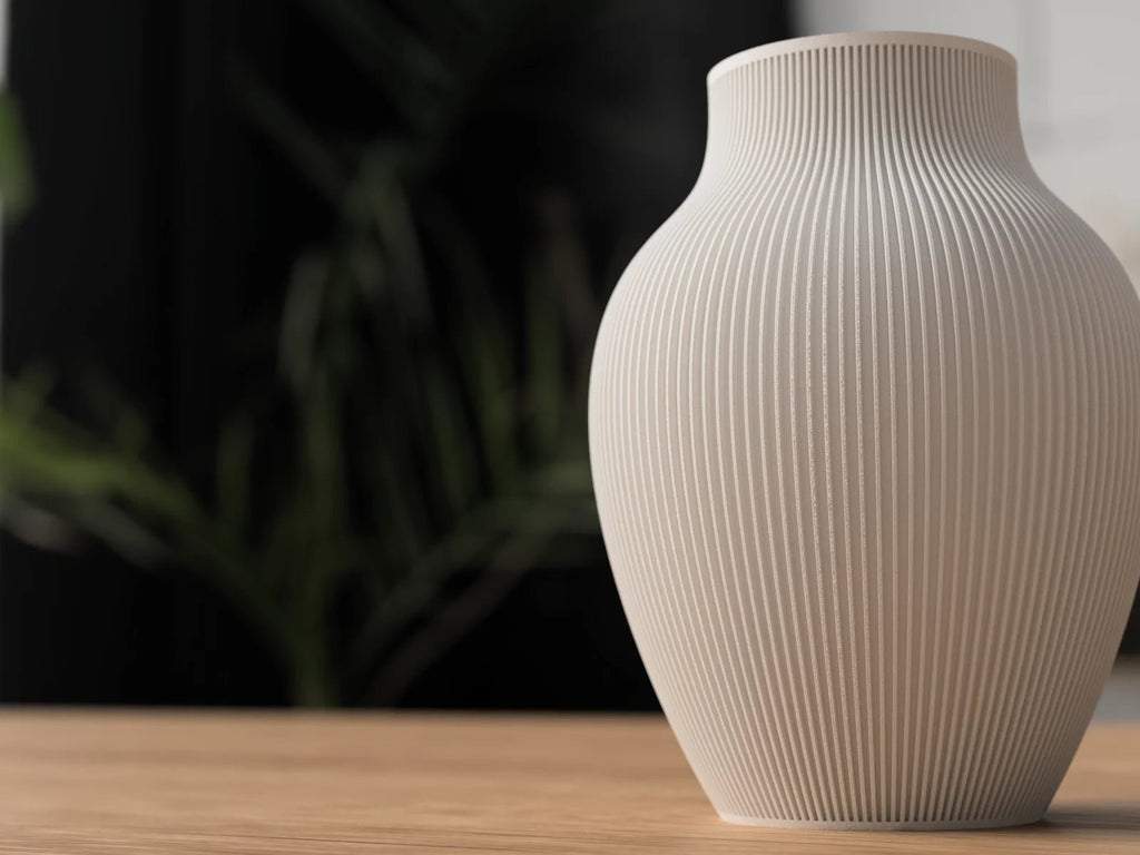 Tayo vase i benhvid mat på træbord – moderne 3D-printet designvase med ribbet overflade