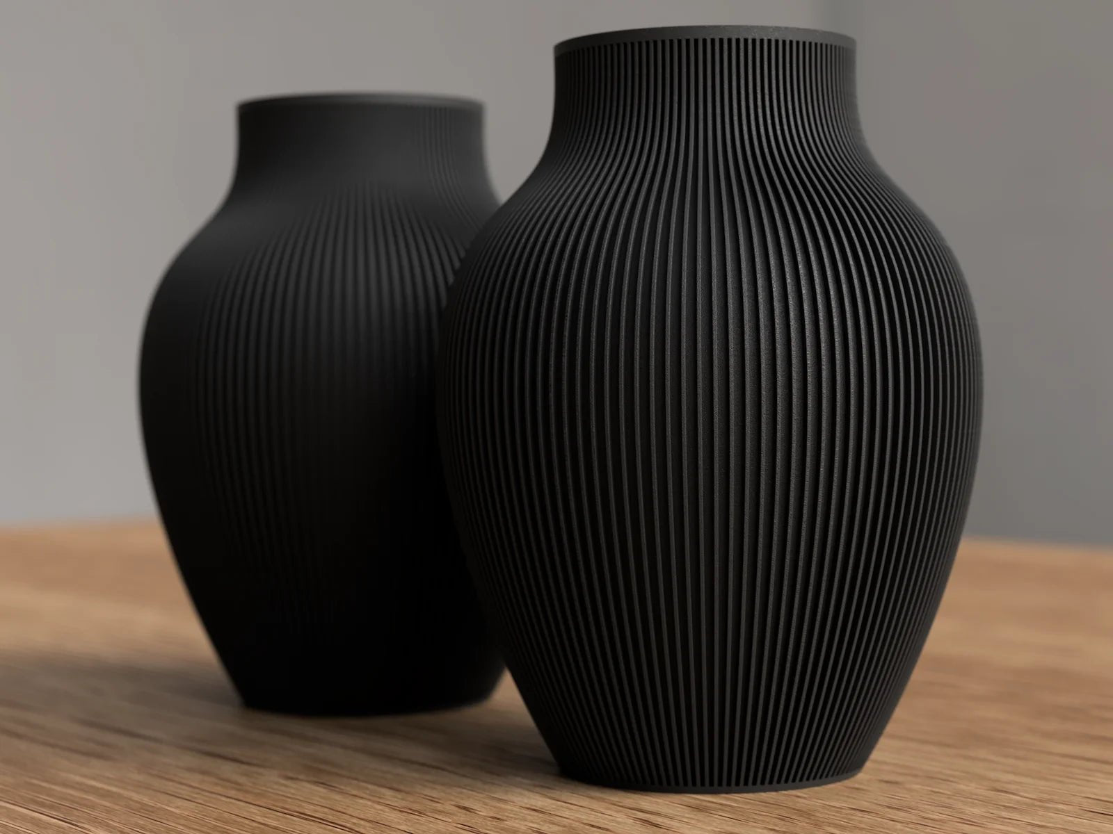 To Tayo vaser i koks sort mat – 3D-printede designvaser med lodrette riller i moderne nordisk stil
