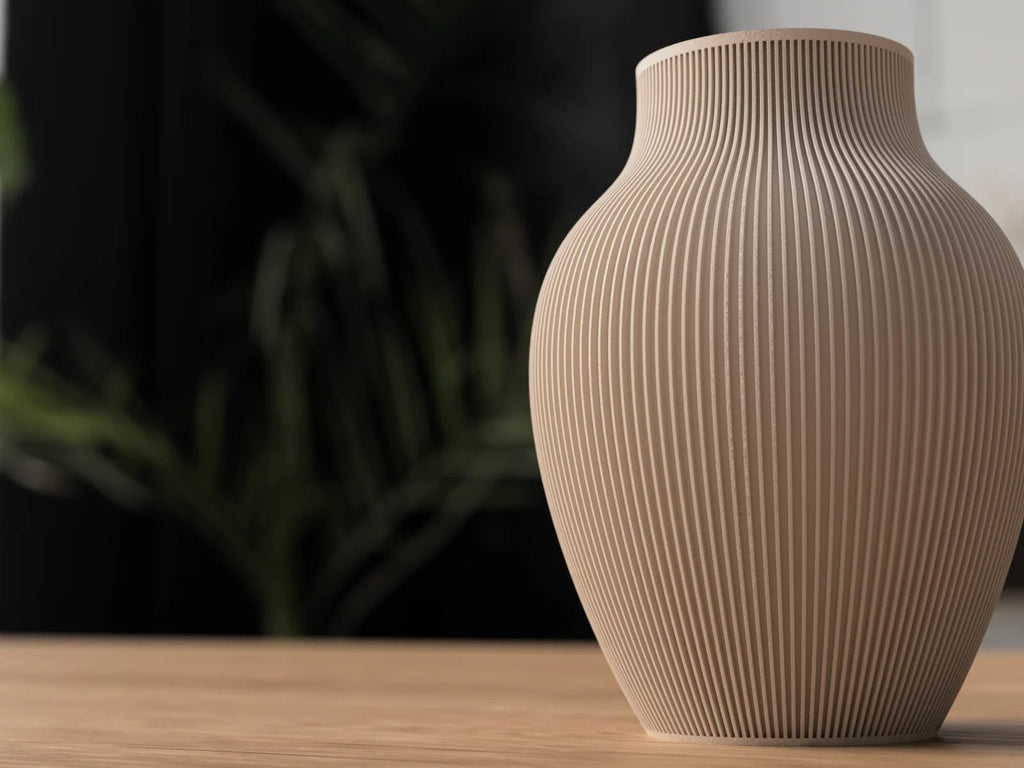Tayo vase i latte brun mat – 3D-printet designvase med lodrette riller i moderne nordisk stil