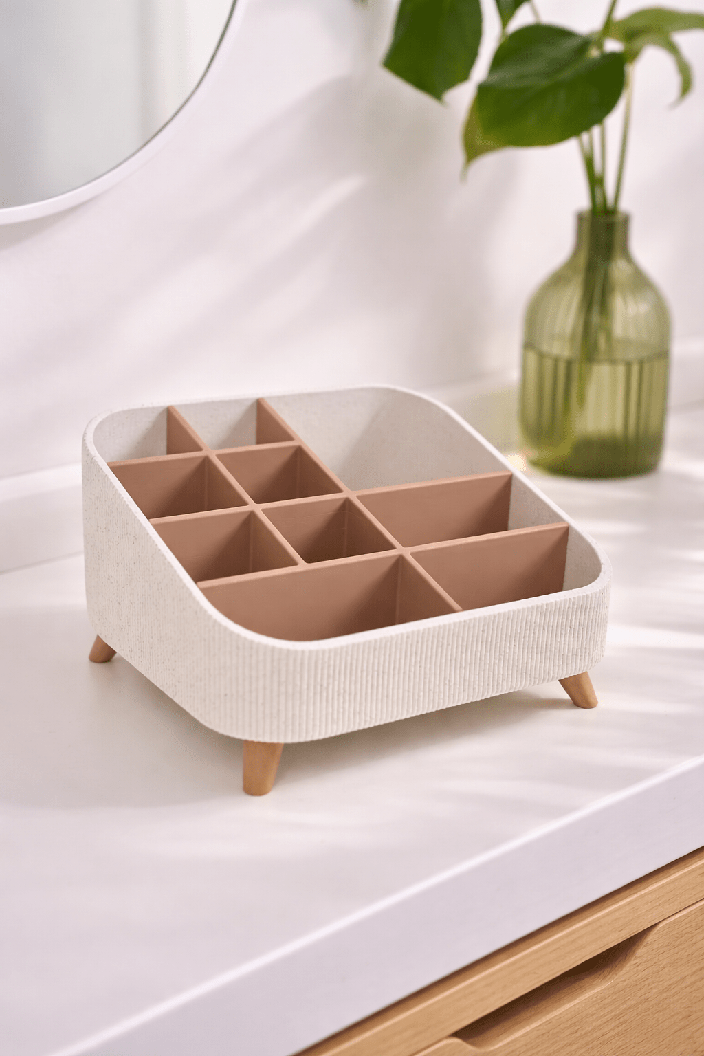 Thalor makeup organizer set fra siden med synlige rum til makeupbørster og serummer