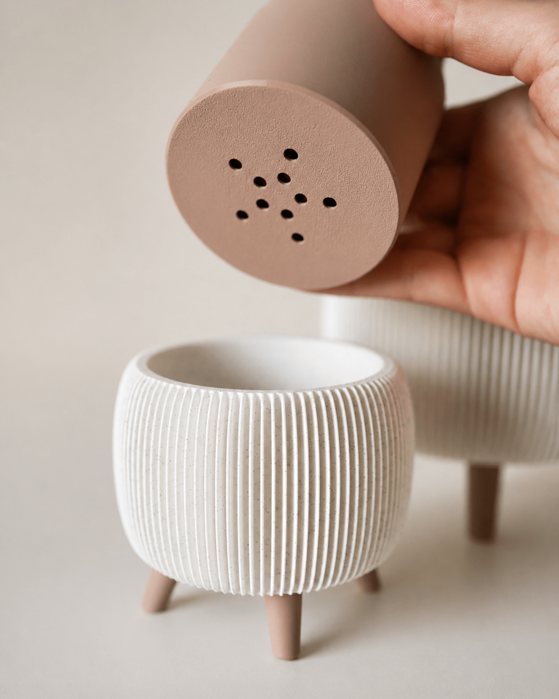 Thalor plantekrukke adskilt med aftagelig terracotta inderbakke og hvid hovedkrop – plantepotter fra Homae