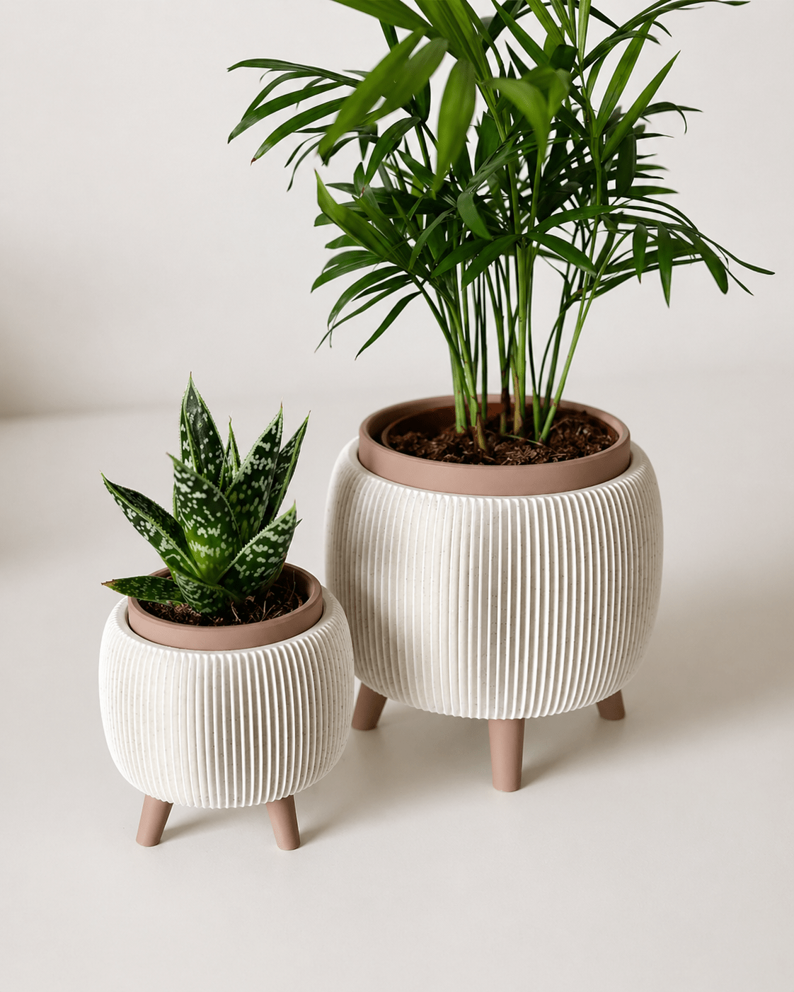 Thalor plantekrukke med ben i hvid med terracotta inderbakke og ribbet PLA – retro-inspireret planteholder fra Homae