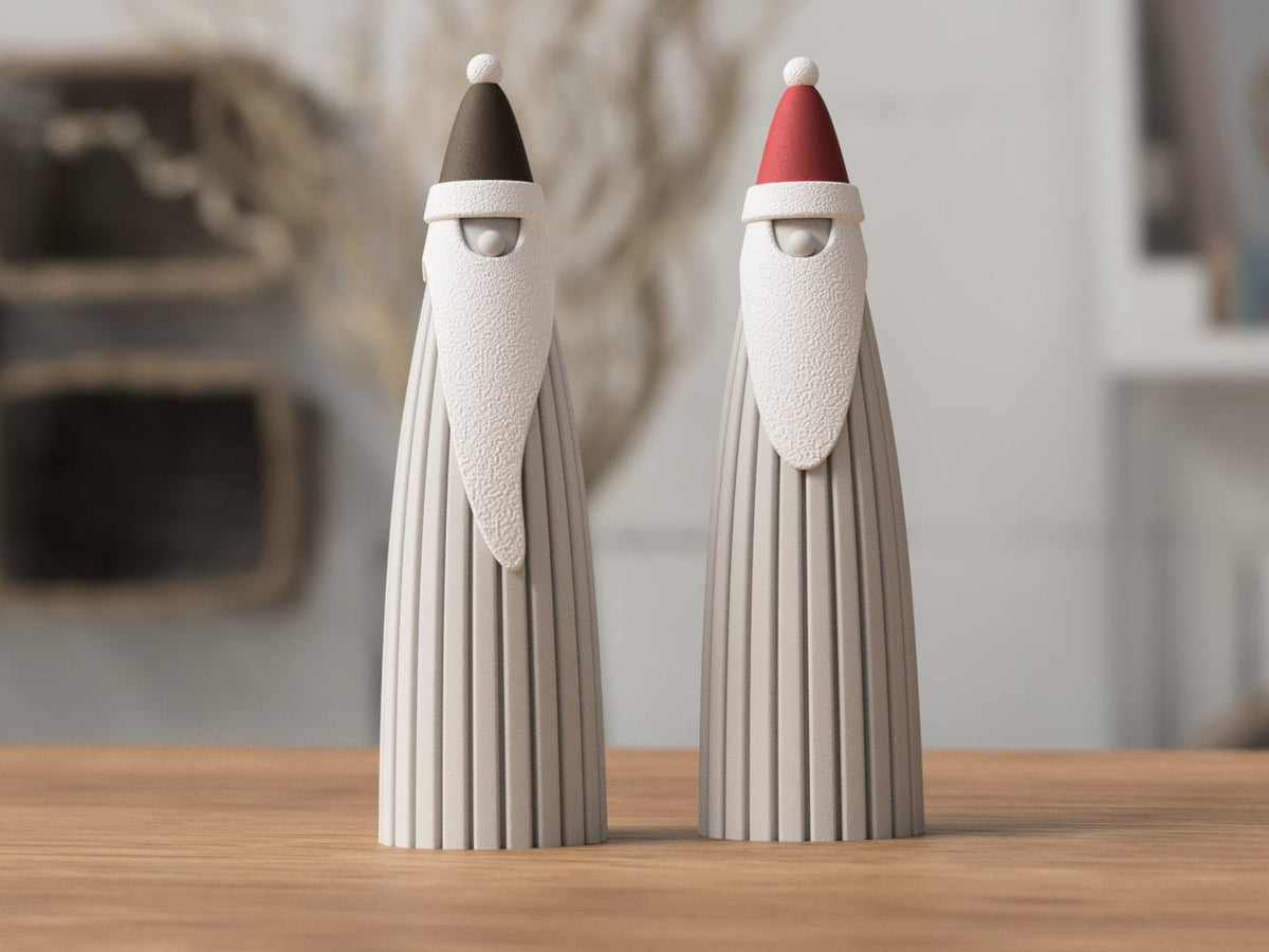 Tomte julemand med brun og rød hue og ribbet kappe stylet på træbord