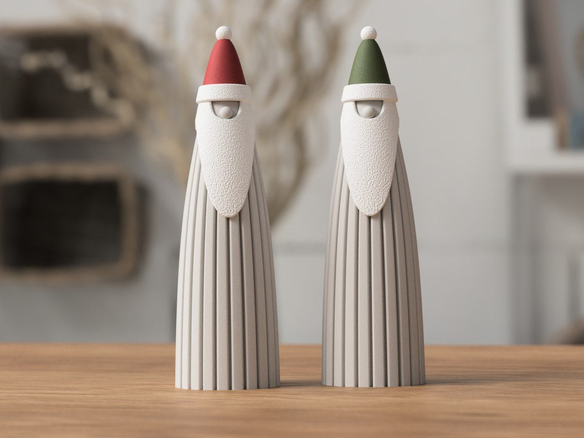 Tomte julemand med rød og grøn hue og kort, lige skæg på træbord
