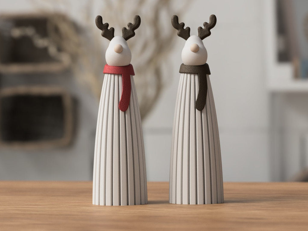 To Tomte rensdyr med rødt og brunt halstørklæde og brunt gevir – julefigur fra Homae