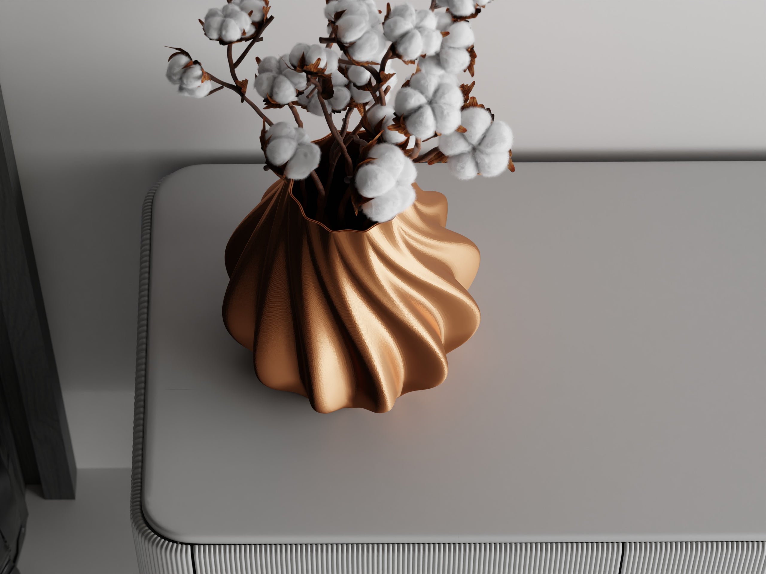 Vira vase med snoede ribber stylet på sideboard med bomuldsgrene